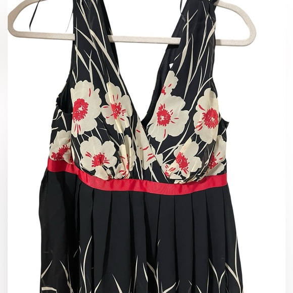 💙DRESS BARN, FLORAL BLACK/ RED SLEEVELESS, PLEADED DRESS - Picture 11 of 11